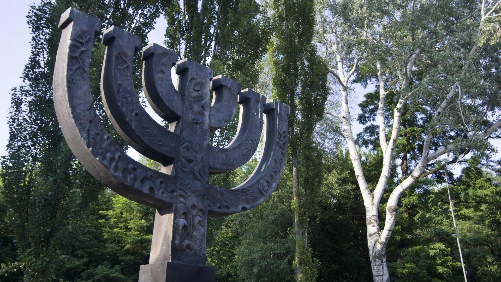Nach dem Zerfall der UdSSR errichteten Jüdische Organisationen ein großes Menora-Denkmal zwischen den Bäumen der Parkanlage.