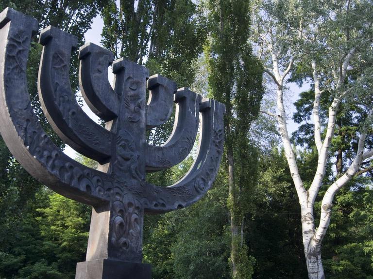 Nach dem Zerfall der UdSSR errichteten Jüdische Organisationen ein großes Menora-Denkmal zwischen den Bäumen der Parkanlage.