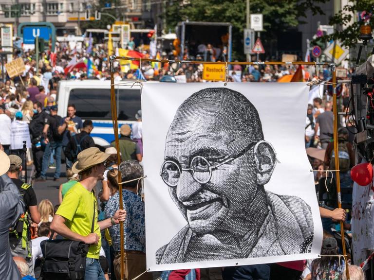 Protestdemo der Corona Gegner auf der Friedrichstraße in Berlin. Bildnis von Gandhi.