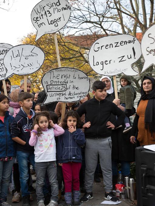 Flüchtlinge protestieren am 24.11.2016 gegen die Zustände ihrer Unterbringung in einer Notunterkunft in einer Schulturnhalle in Berlin-Wedding. Sie kritisieren, dass sie mittlerweile über ein Jahr ohne Privatsphäre bei schlechter Verpflegung in der Massenunterkunft leben.