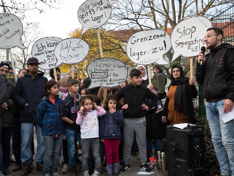 Flüchtlinge protestieren am 24.11.2016 gegen die Zustände ihrer Unterbringung in einer Notunterkunft in einer Schulturnhalle in Berlin-Wedding. Sie kritisieren, dass sie mittlerweile über ein Jahr ohne Privatsphäre bei schlechter Verpflegung in der Massenunterkunft leben.