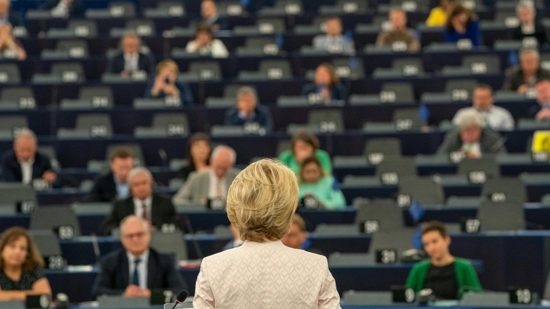 Rückansicht von Ursula von der Leyen bei ihrer Ansprache vor den Abgeordneten des Europaparlaments