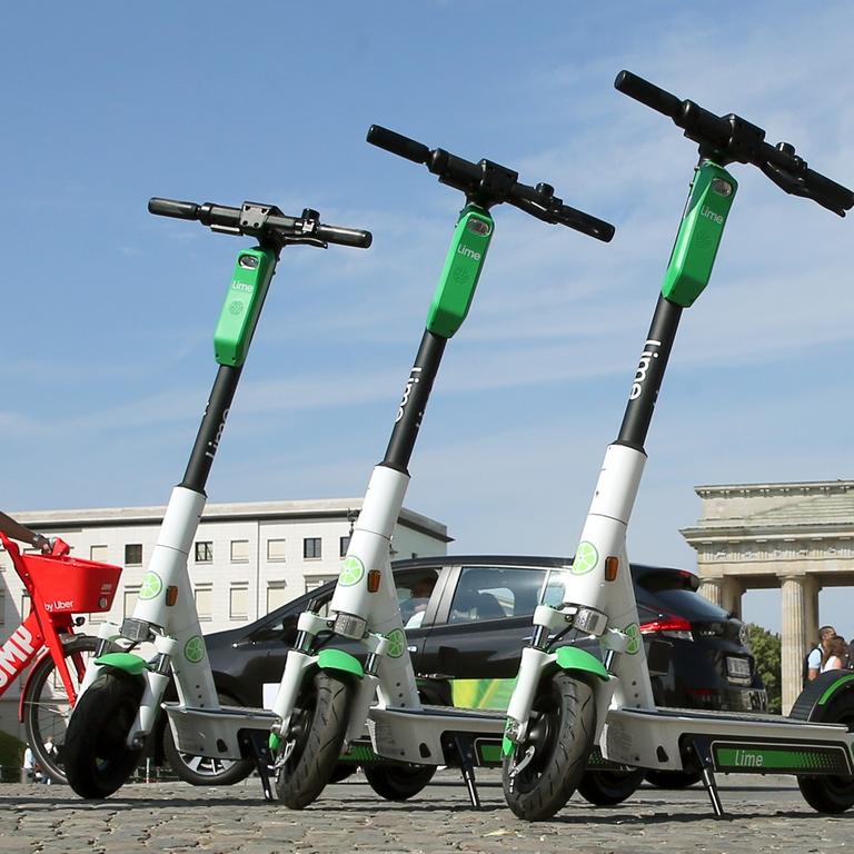 Nicht überall werden die elektronischen Tretroller so ordentlich abgestellt wie hier vor dem Brandenburger Tor.