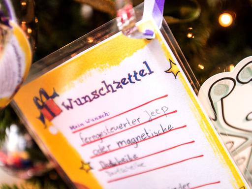 Ein Wunschzettel hängt am 23.11.2015 in Frankfurt am Main (Hessen) an einem Weihnachtsbaum. Rund 4000 Weihnachtswünsche, die bedürftige Kinder an fast 80 Weihnachtsbäumen in Frankfurt am Main anbringen dürfen, können dieses Jahr erfüllt werden.