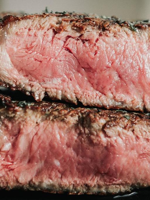 Aufnahme eines Medium Rare Steak