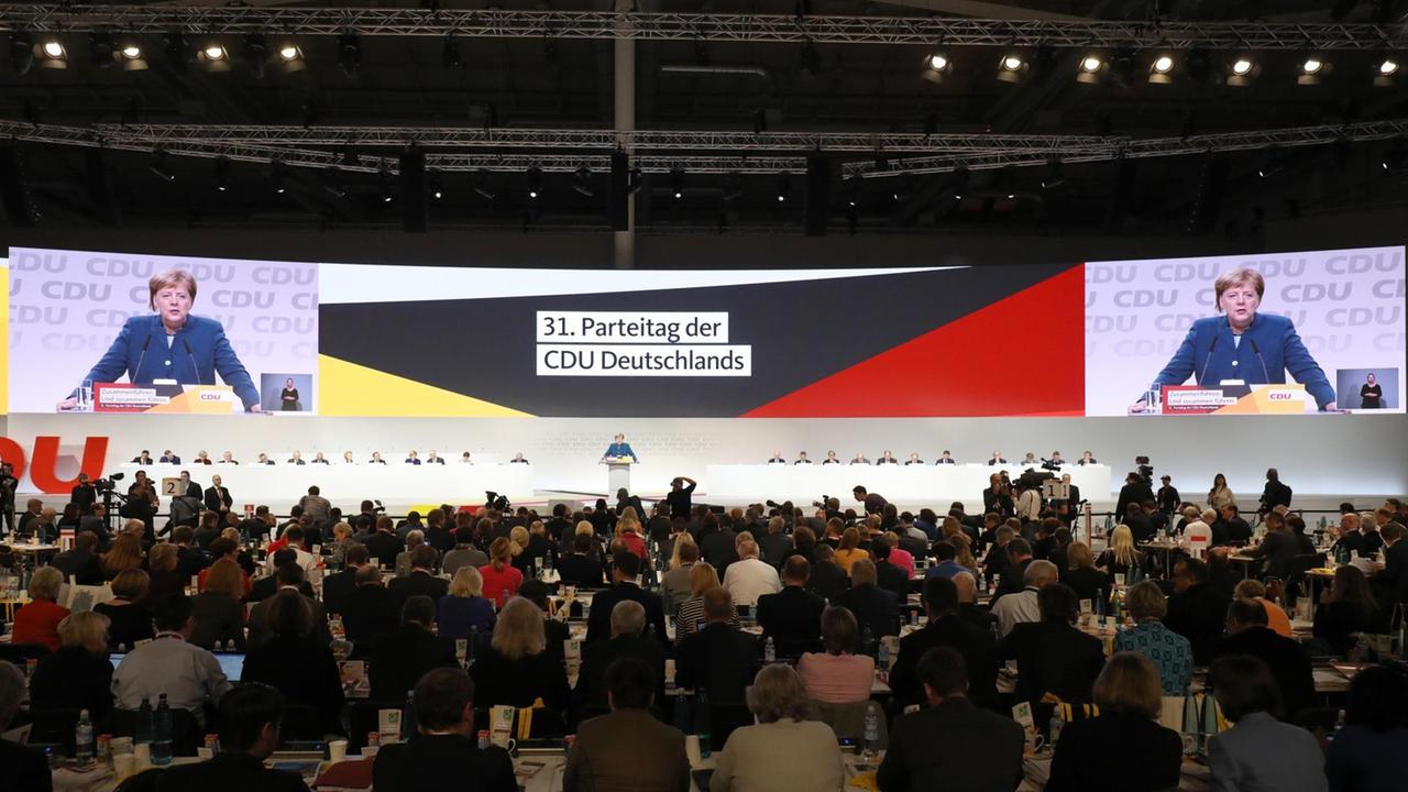 Das Foto zeigt Bundeskanzlerin Angela Merkel (CDU), sie spricht zu Beginn des CDU-Bundesparteitags.