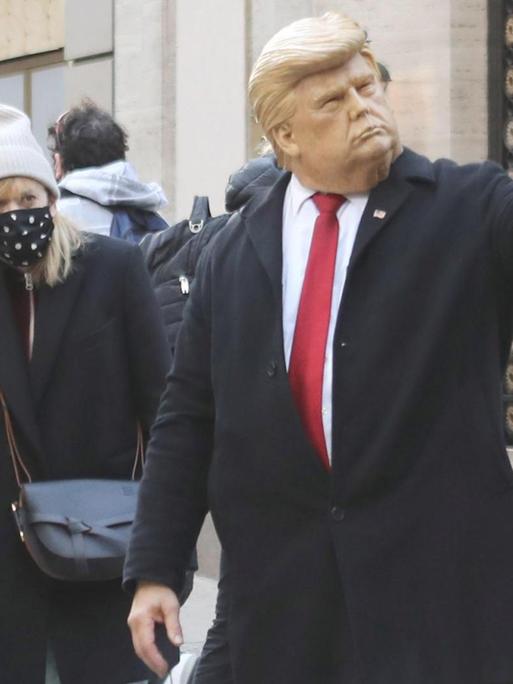 Wähler mit Trump-Maske vor dem Trump-Tower in New York.