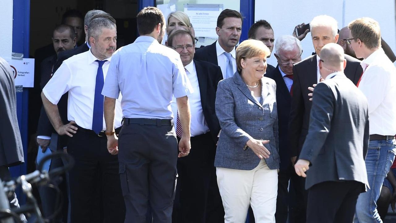 Bundeskanzlerin Angela Merkel bei einem Besuch einer Flüchtlingsunterkunft im sächsischen Heidenau.