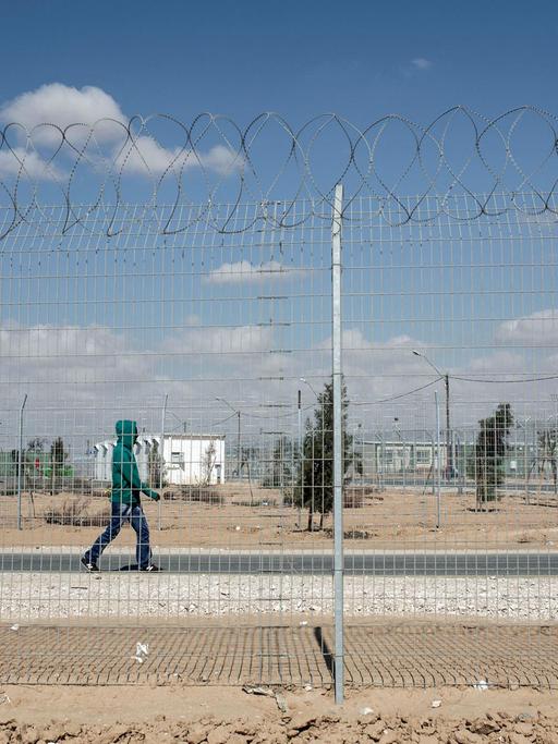 Ein Asylsuchender, aufgenommen am 6.2.2014 durch den Zaun des Flüchtlingslagers Holot in der Wüste Negev in Israel.