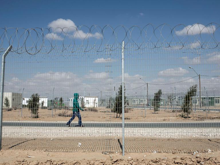 Ein Asylsuchender, aufgenommen am 6.2.2014 durch den Zaun des Flüchtlingslagers Holot in der Wüste Negev in Israel.