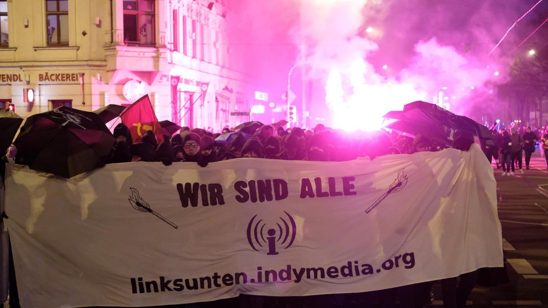 Leipzig: Teilnehmer einer linken Demonstration tragen ein Transparent mit der Aufschrift «wir sind alle linksunten.indymedia.org» und zünden Pyrotechnik. Mehrere hundert Menschen protestierten gegen das Verbot der Plattform «Linksunten.Indymedia».