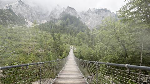 Hängebrücke im Klausbachtal, Nationalpark Berchtesgaden, Bayern.