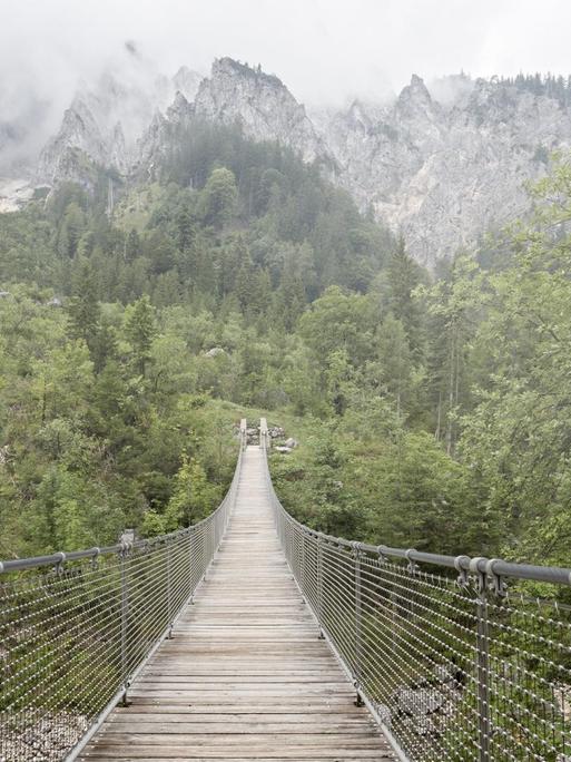 Hängebrücke im Klausbachtal, Nationalpark Berchtesgaden, Bayern.