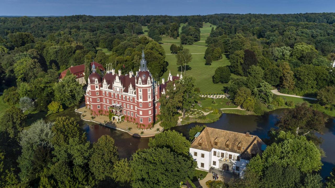 Luftaufnahme des Fürst-Pückler-Parks und dem Schloss Bad Muskau. 