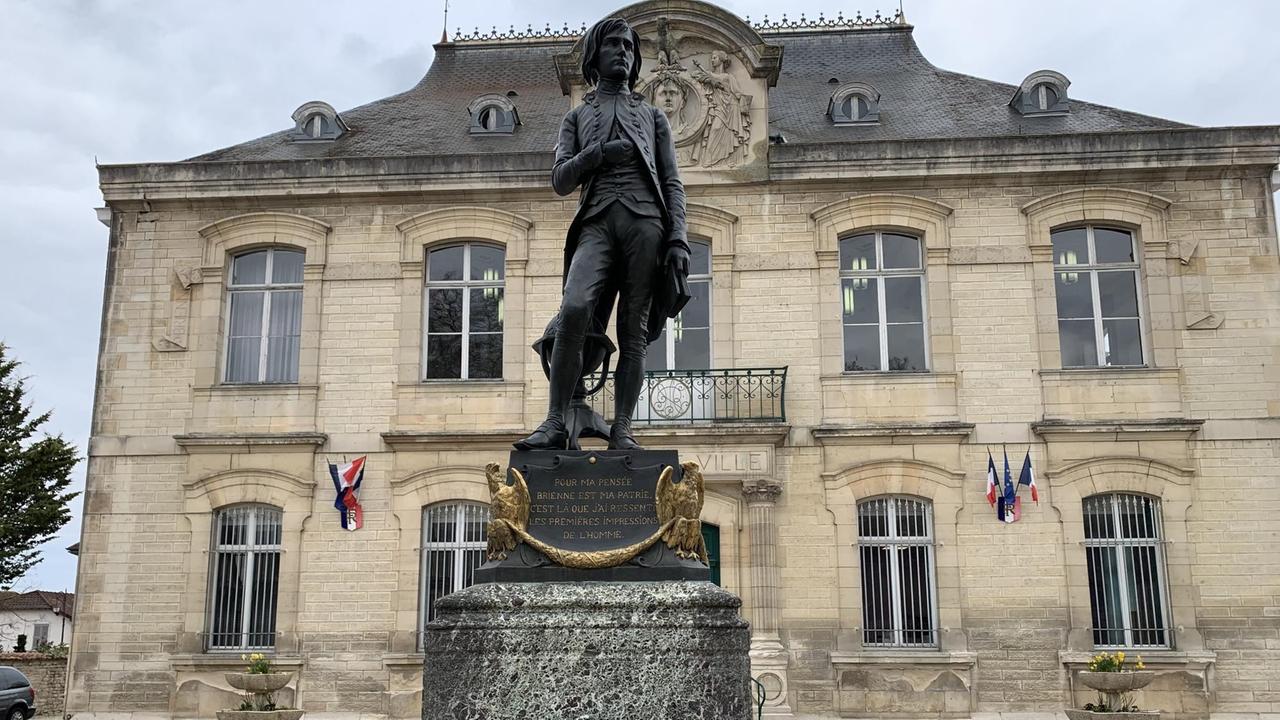 Die Bronzestatue vor dem Rathaus von Brienne-le-Château zeigt Napoleon als Jugendlichen. Ein schmaler Junge, aber schon in seiner typischen Pose mit einer Hand in der Weste.