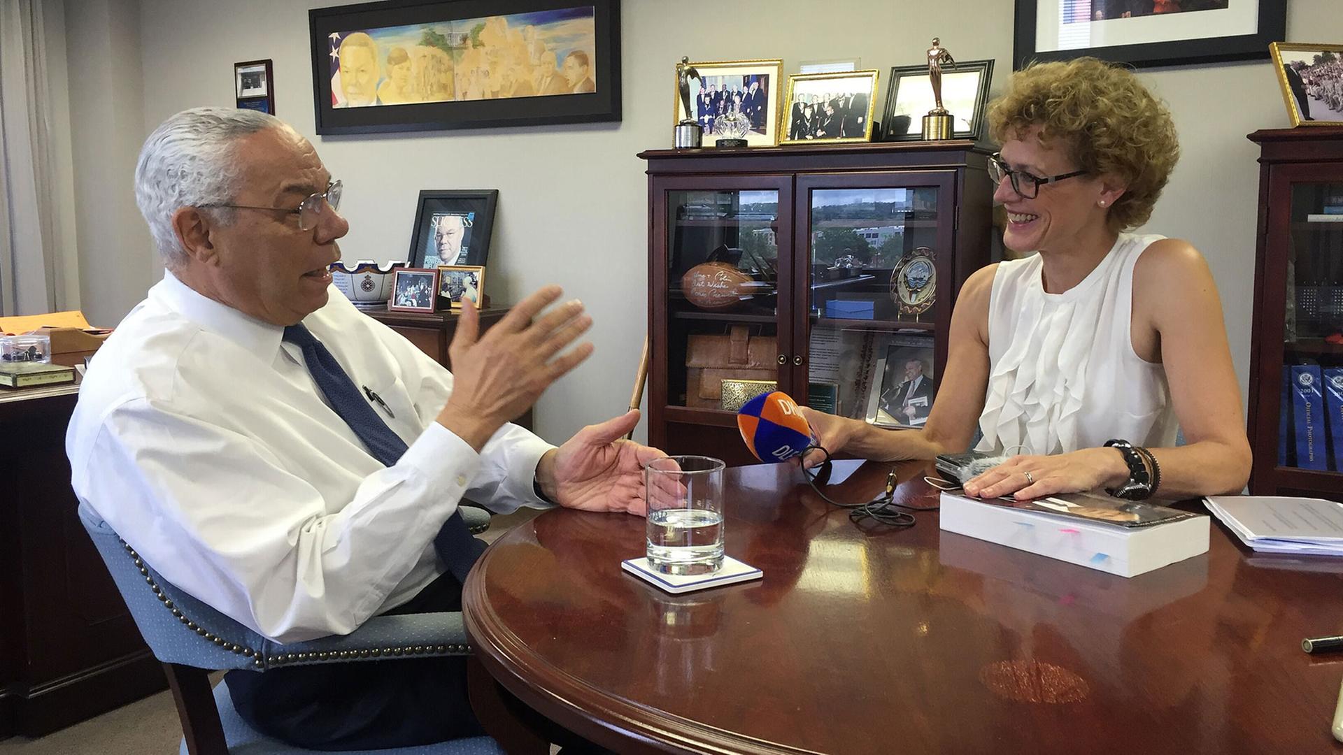 Colin Powell im Interview mit Deutschlandradio-Reporterin Nana Brink