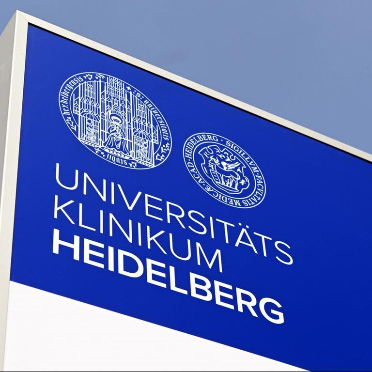 Ein Logo des Universitäts Klinikum Heidelberg, aufgenommen auf dem Gelände des Klinikums.