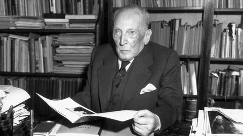 Der deutsche Kunsthistoriker und Generaldirektor der Staatlichen Museen Berlins (1929-1933) in einer undatierten Aufnahme. Er emigrierte 1938 in die Niederlande. Sein grundlegendes Werk "Die altniederländische Malerei" verfaßte er in den Jahren 1924-1937.