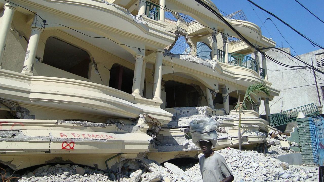 "Abzureißen", steht an diesem irreparabel beschädigten Haus in Port-au-Prince