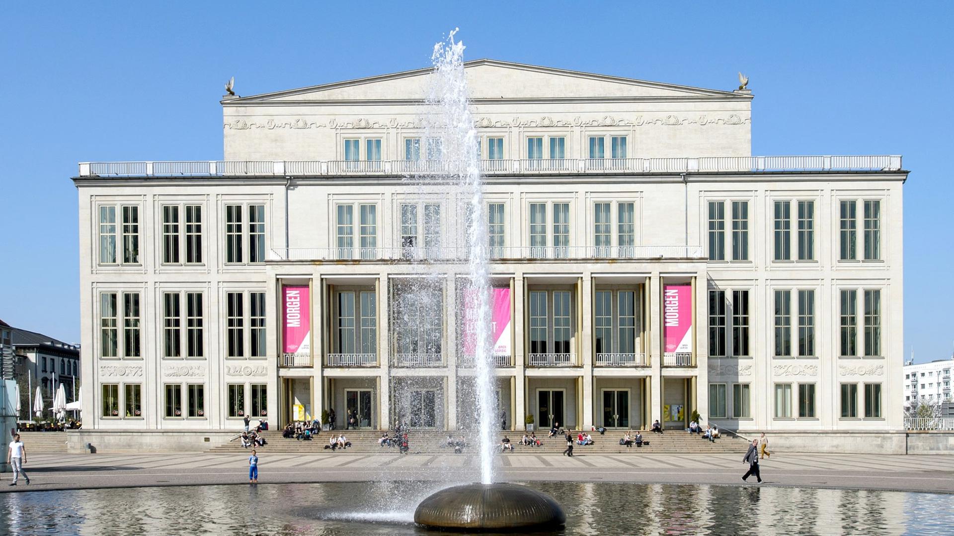 Blick auf die Hauptfront des Opernhauses in Leipzig