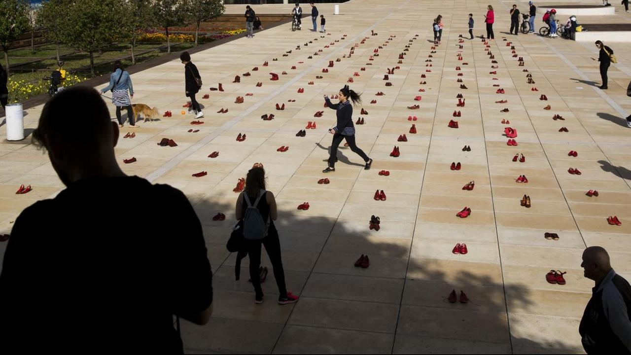 Aktivisten stellten in Tel Aviv etwa 200 rot gefärbte Paar Schuhe auf, die Gewalt gegen Frauen symbolisieren sollten.