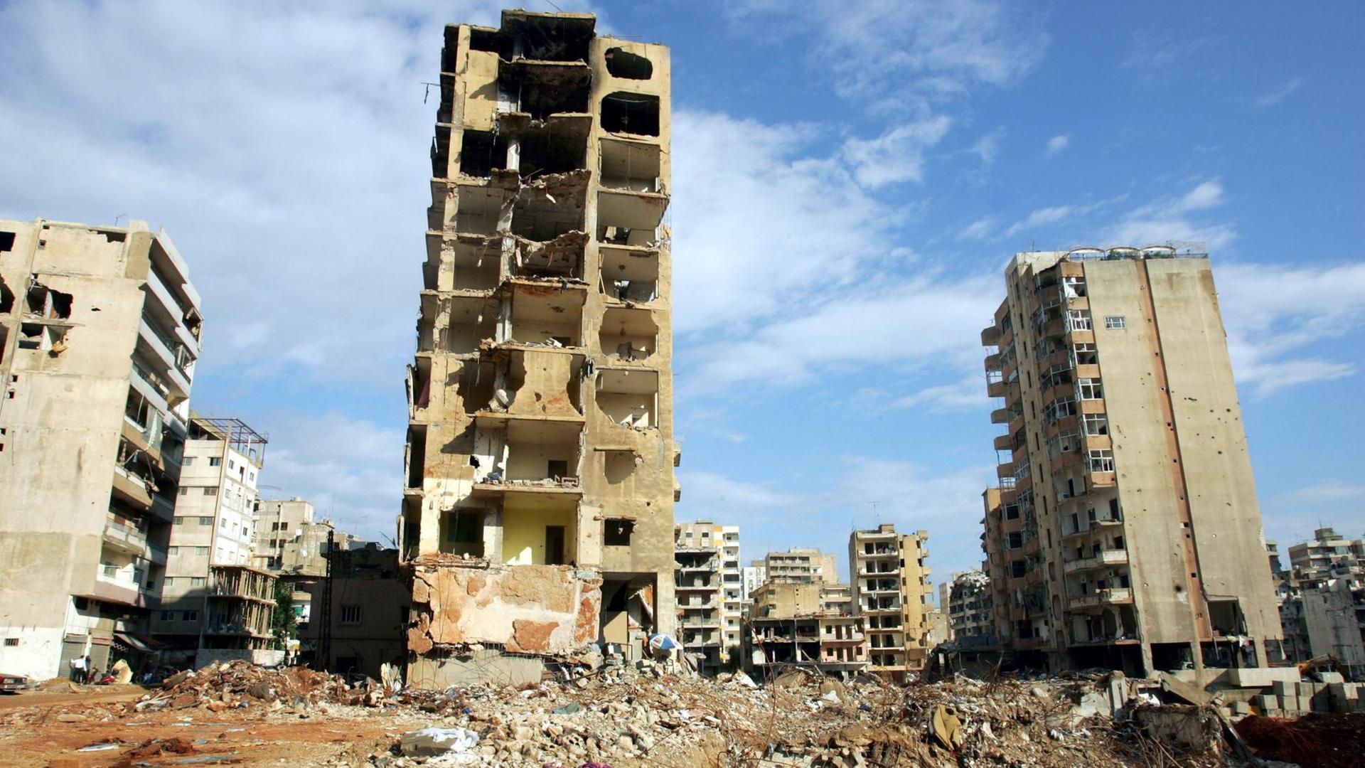 Trümmer und Ruinen von Hochhäusern in der libanesischen Hauptstadt Beirut, die am 13.08.2006 bei einem israelischen Bombenangriff zerstört wurden.