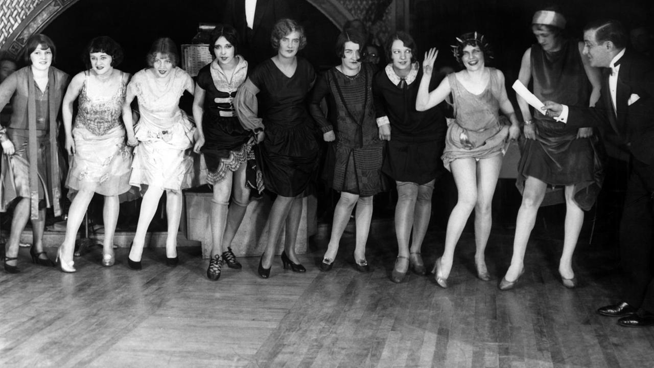 Eine Gruppe von Frauen tanzt bei einem Ausdauer-Tanzwettbewerb in den 20iger Jahren