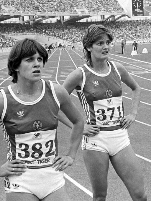 Die DDR-Leichtathletin Birgit Uibel (l., 382) und ihre Landsmännin Petra Pfaff (r., 371) kurz vor dem Start des Finallaufes der 400m Hürden bei den Leichtathletik-Europameisterschaften in Athen, Griechenland, am 10.09.1982.