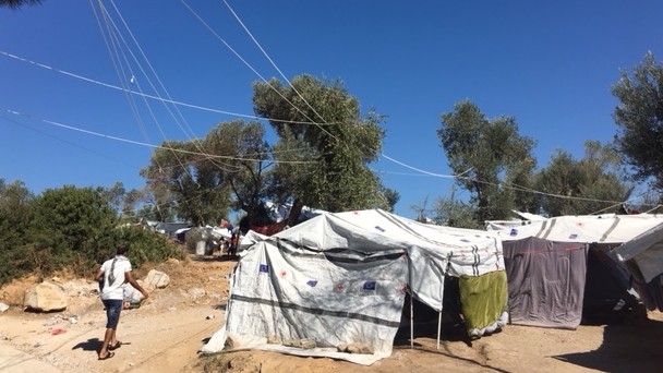 Am Rande des sogenannten "Oliven-Camps" - eine wilde Zeltstadt mit wenigen Toiletten