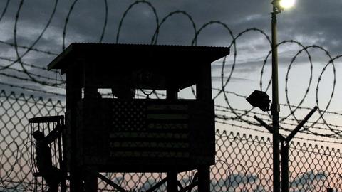 Ein Wachturm vor dem Stacheldraht des US-Strafgefangenenlagers Guantanamo
