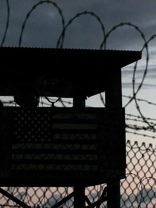 Ein Wachturm vor dem Stacheldraht des US-Strafgefangenenlagers Guantanamo