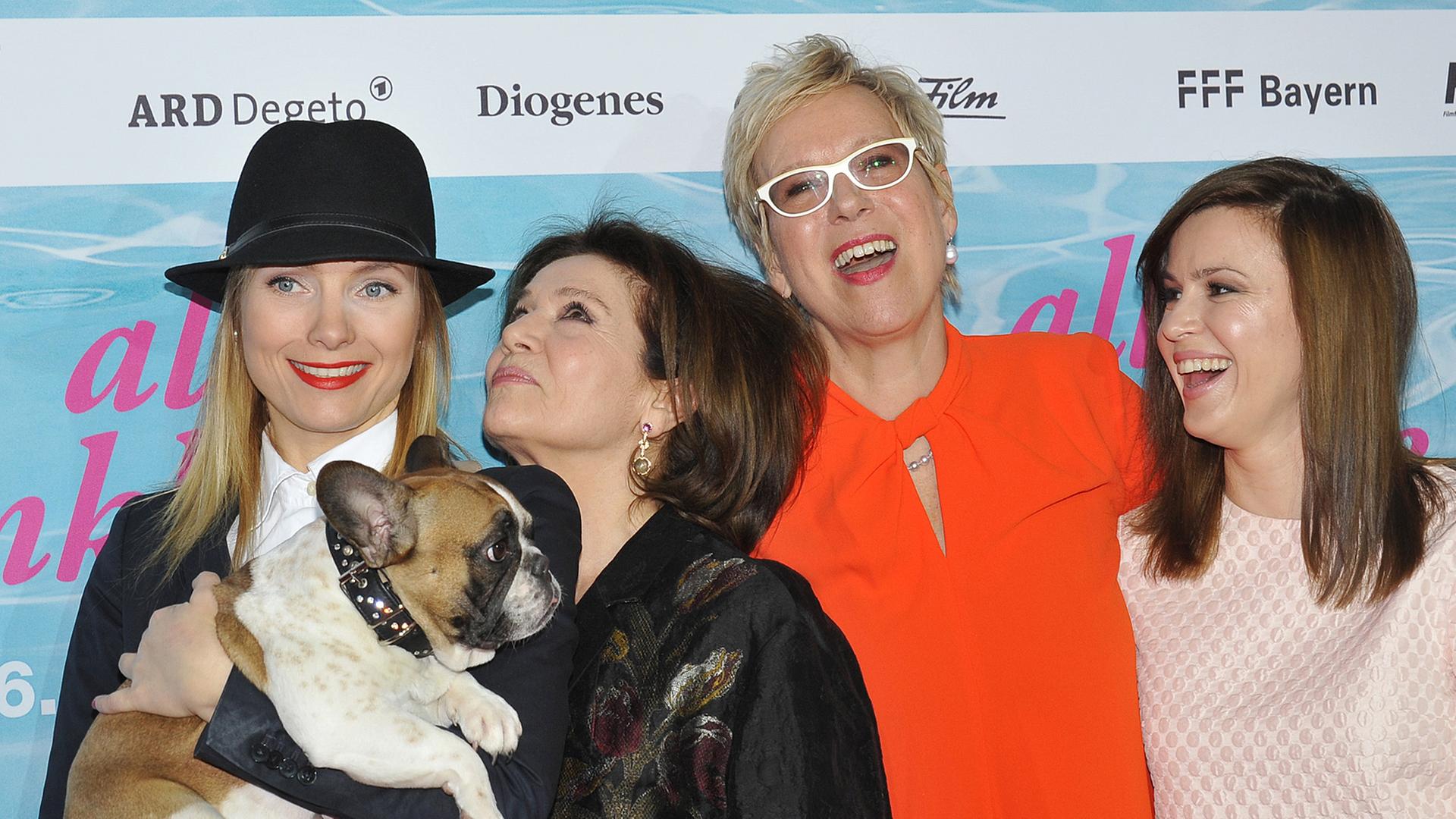 Die Schauspielerinnen Nadja Uhl (l-r) mit Filmhund Dr. Freud, Hannelore Elsner, die Regisseurin Doris Dörrie und die Schauspielerin Natalia Avelon auf der Premiere von "Alles Inklusive".