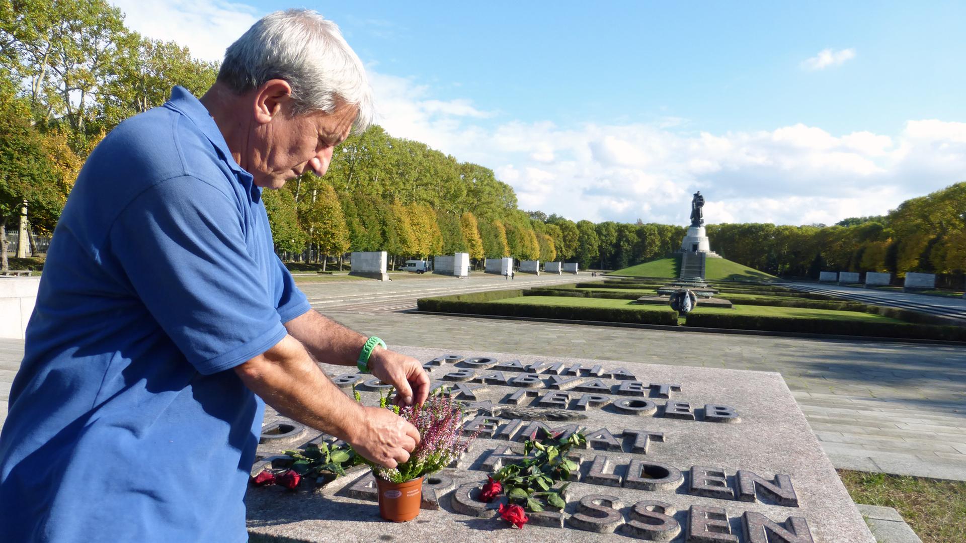 Der Gärtner Sedat Àtisman an seinem Arbeitsplatz, dem Sowjetischen Ehrenmal im Treptower Park.