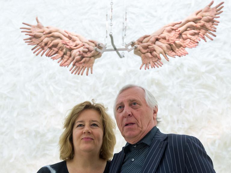 Der britische Regisseur Peter Greenaway und seine Frau, die niederländische Regisseurin Saskia Boddeke, stehen am 21.05.2015 in Berlin im Jüdischen Museum im Engelsraum der Ausstellung «Gehorsam. Eine Installation in 15 Räumen»