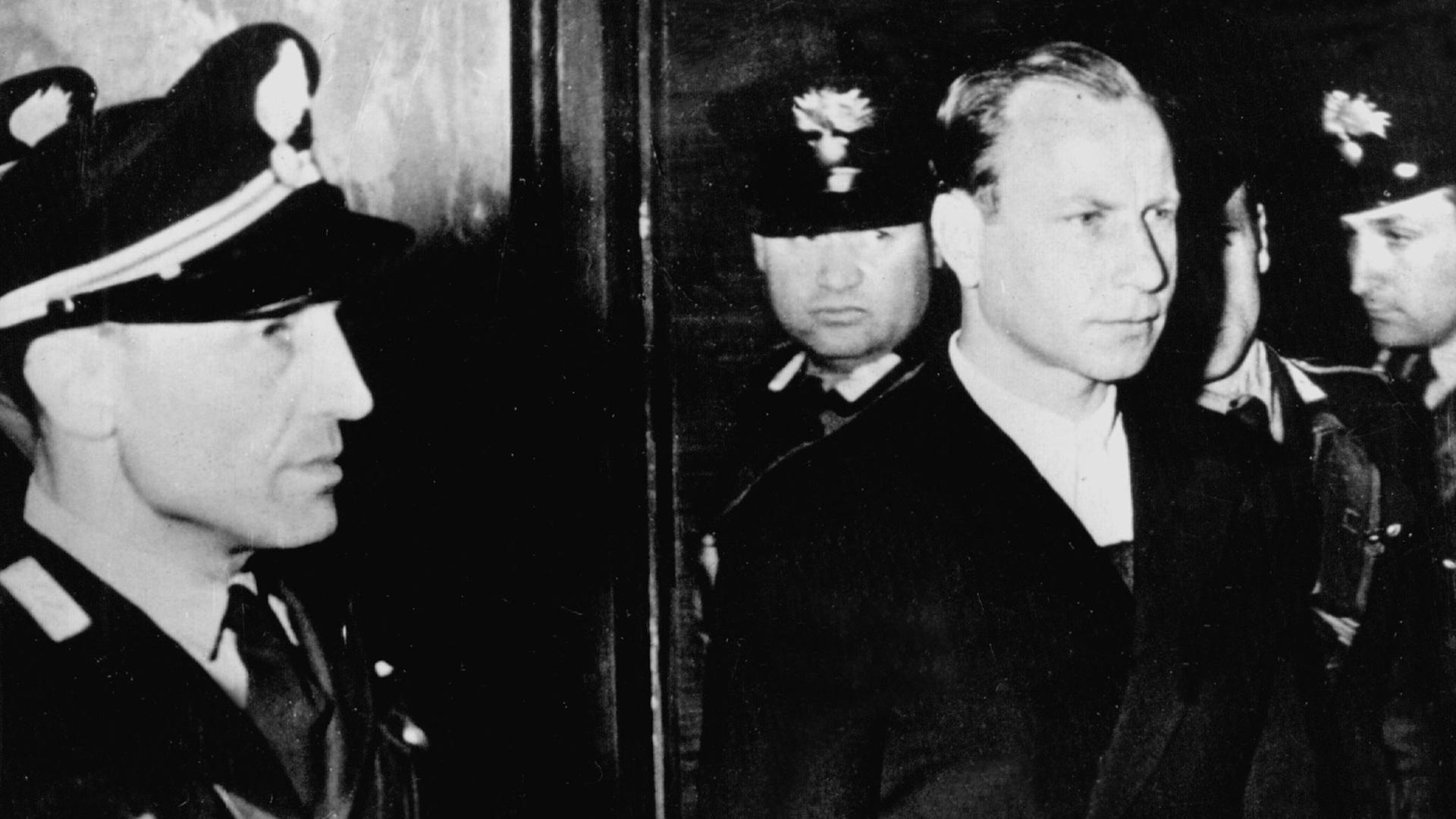 Herbert Kappler bei seiner Ankunft bei Prozessbeginn am 3. Mai 1948 in Rom.