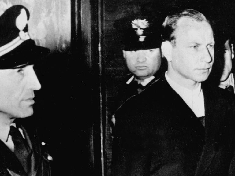 Herbert Kappler bei seiner Ankunft bei Prozessbeginn am 3. Mai 1948 in Rom.
