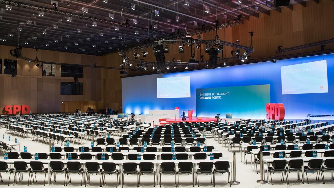 Leere Stuhlreihen sind am Vortag des Außerordentlichen Bundesparteitags der Sozialdemokratischen Partei Deutschlands (SPD) in der Tagungshalle zu sehen.