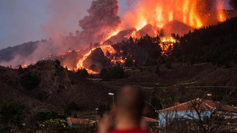 Lava läuft aus dem Vulkan Cumbre Vieja auf der kanarischen Insel La Palma.