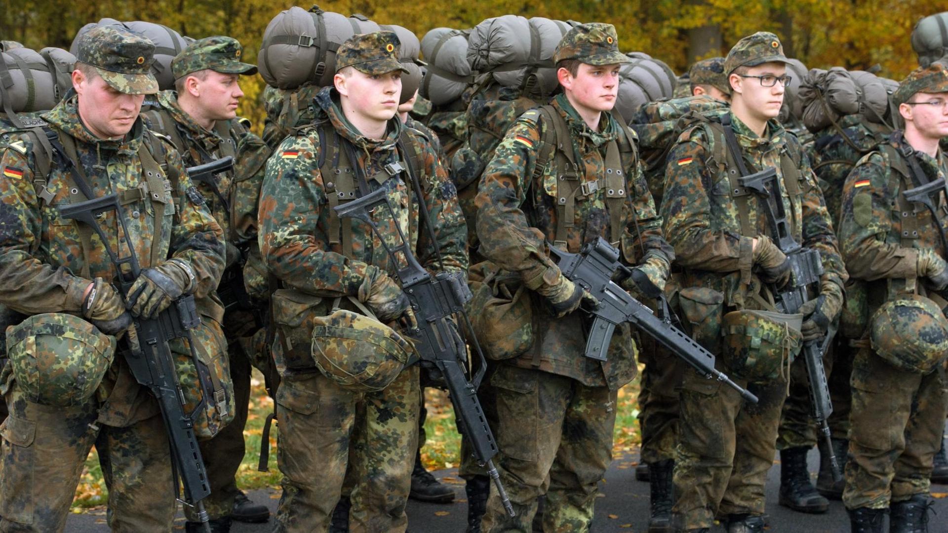 Soldaten in der Grundausbildung stehen am 01.11.2016 auf dem Gelände der Marinetechnikschule (MTS) in Parow mit Gewehren in der Hand nebeneinander