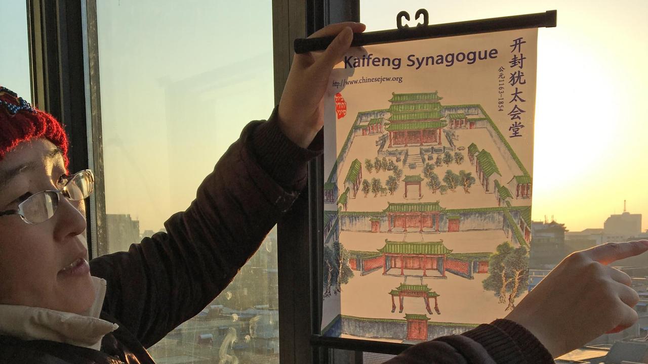 Guo Yan (Esther) zeigt eine Zeichnung der ehemaligen Synagoge, die in der Altstadt von Kaifeng lag