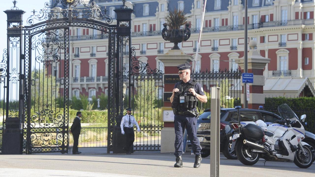Polizeiwache vor dem  Hôtel du Palais, einem der G7-Treffunkte in Biarritz in Frankreich