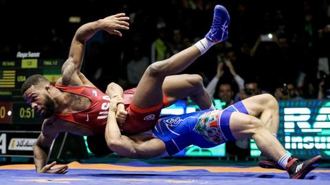 Der US-Amerikaner Jordan Burroughs (rot) im Finalkampf gegen de Iraner Peyman Yarahmadi (blau).