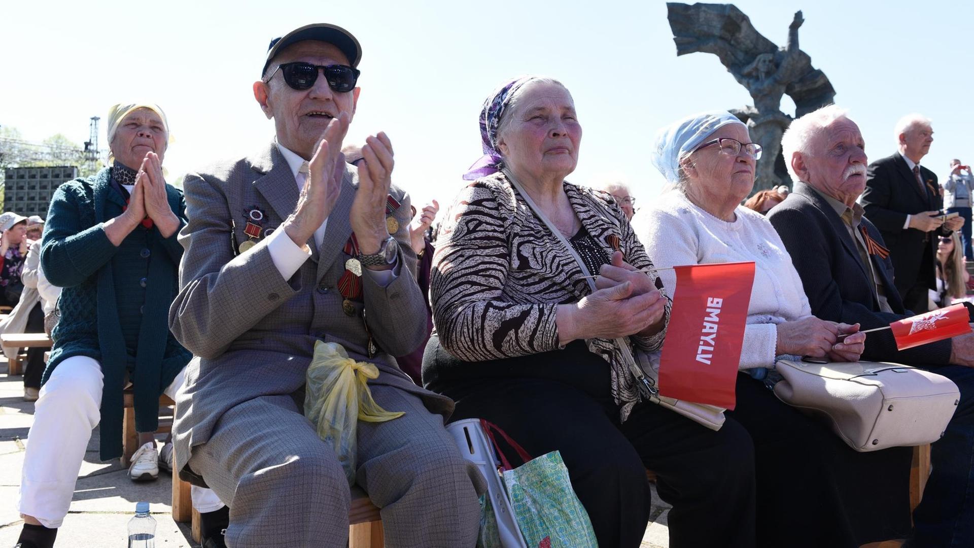 Angehörige der russischsprachigen Minderheit in Lettland gedenken am sowjetischen Siegesdenkmal in Riga dem Ende des Zweiten Weltkriegs und dem Sieg Russlands über Nazi-Deutschland
