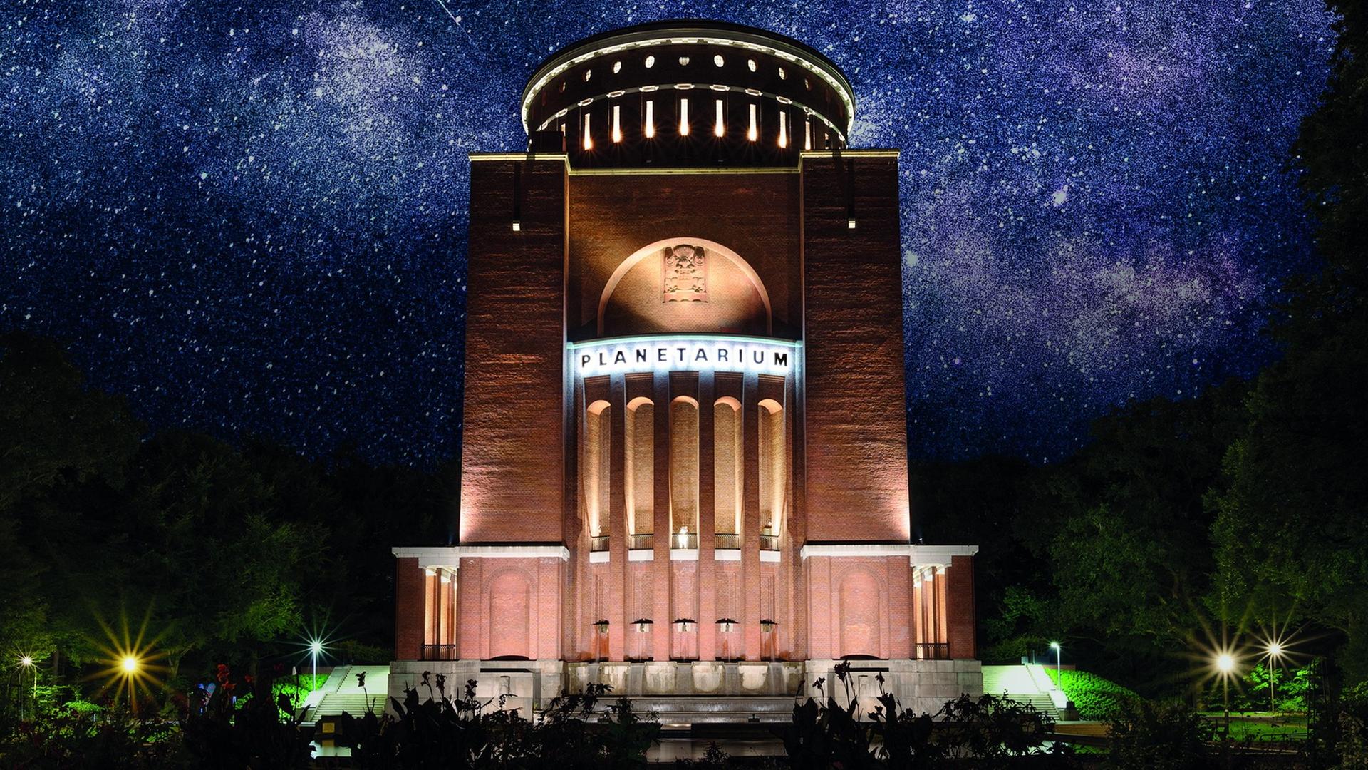 Das Hamburger Planetarium bei Nacht – der Sternenhimmel im Hintergrund ist eine Montage