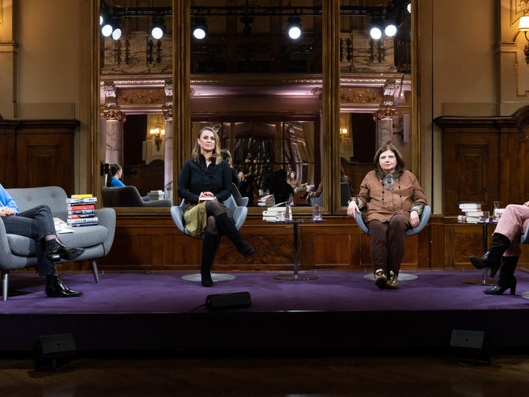 "Das Literarische Quartett": Thea Dorn, Jagoda Marinić, Sibylle Lewitscharoff und Juli Zeh sitzen nebeneinander und schauen in die Kamera.