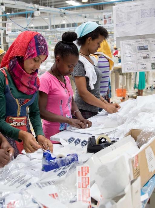 Näherinnen in einer Textilfabrik in Addis Abbeba, die auch für den deutschen Markt produziert.