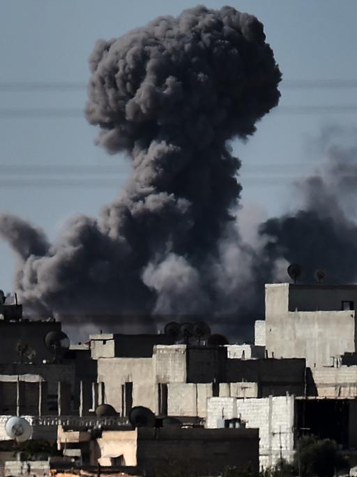 Eine Rauchwolke über der nordsyrischen Stadt Kobane.