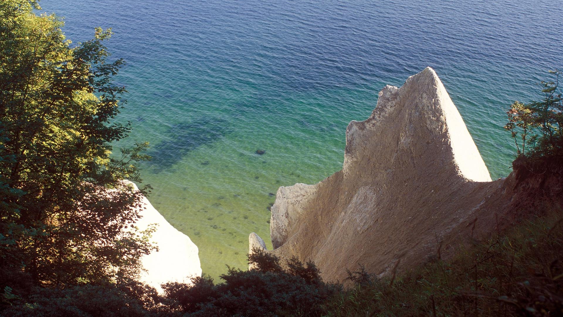 Die begrünten Kreidefelsen der Wissower Klinken auf Rügen im Jahr 2005.