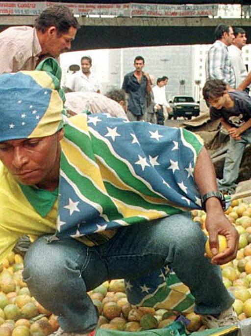 Ein Bauern-Protest, bei dem 30 Tonnen Orangen gratis verteilt wurden, löst im Zentrum der brasilianischen Finanz-Metropole Sao Paulo ein Chaos aus.