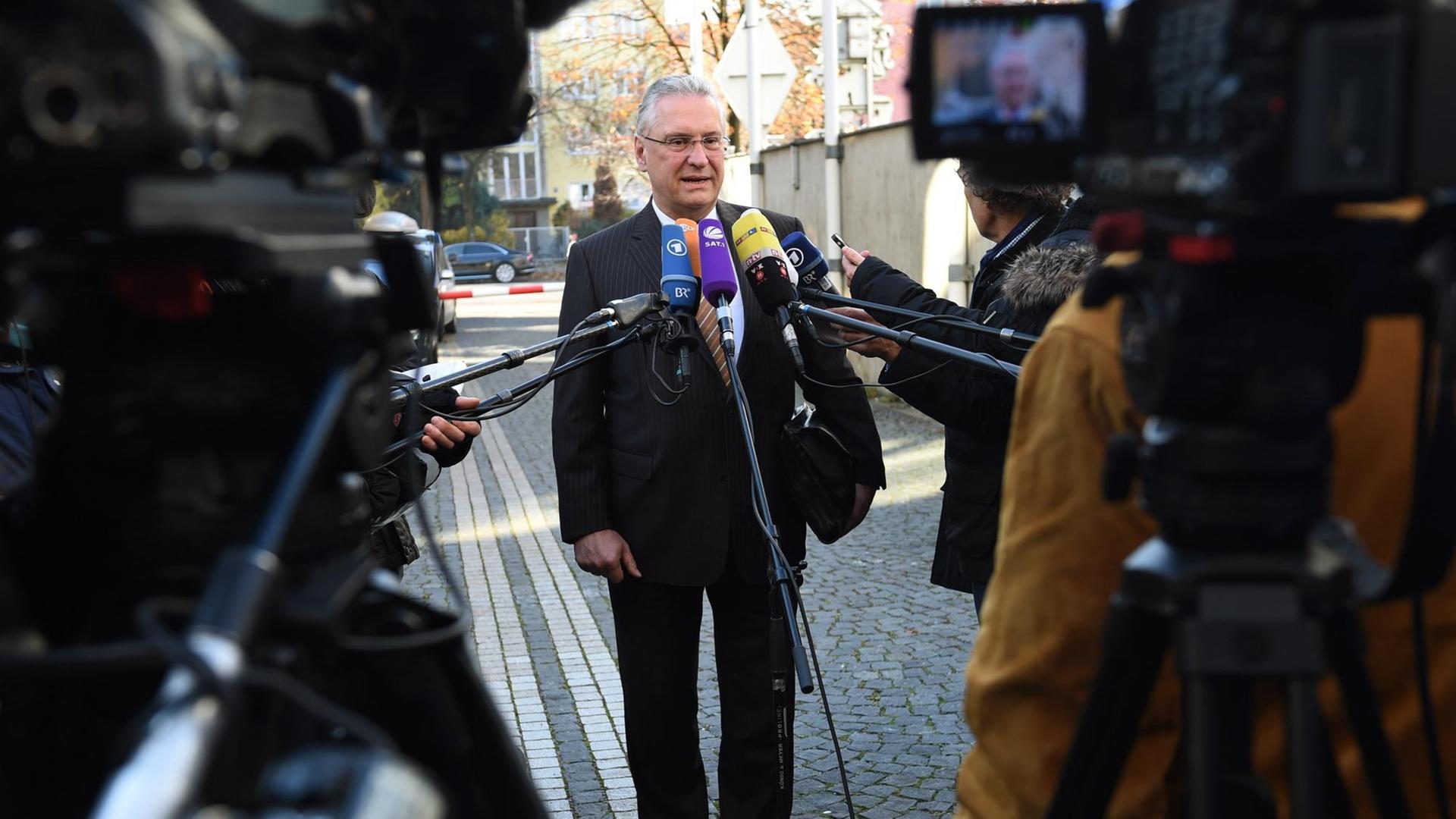 Bayerns Innenminister Joachim Herrmann vor Journalisten bei einem Parteitagstreffen der CSU in München am 2.11.2015